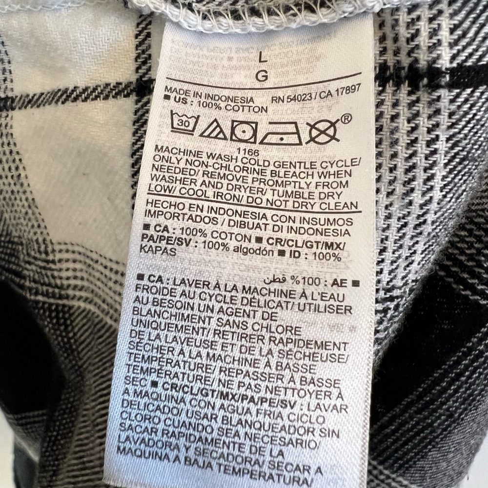 ✨5/$25 Old Navy Black and White Plaid Button-Up Shirt, Size L - Picture 4 of 7